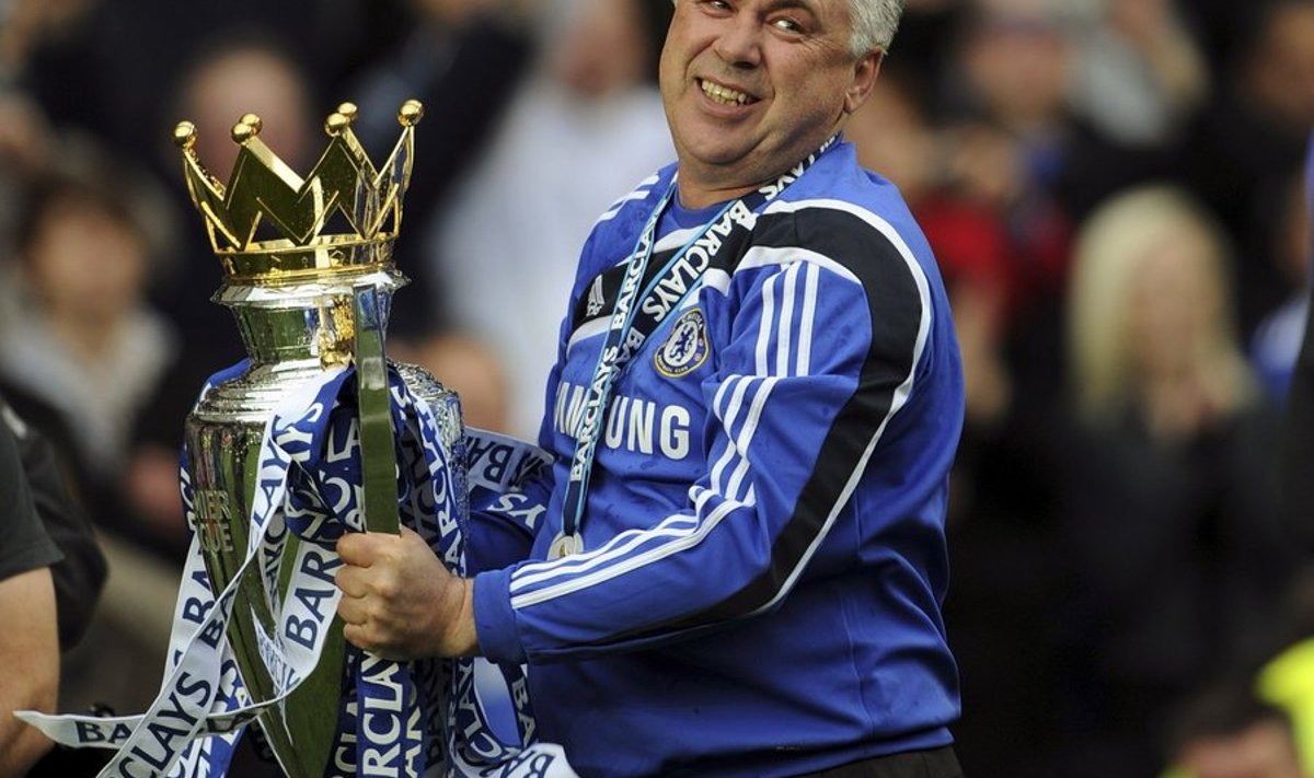 Chelsea's soccer coach Carlo Ancelotti celebrates after winning the English Premier League at Stamford Bridge in London May 9, 2010. Chelsea defeated Wigan Athletic 8-0 in the last match of the season.    REUTERS/Dylan Martinez  (BRITAIN - Tags: SPORT SOCCER) NO ONLINE/INTERNET USAGE WITHOUT A LICENCE FROM THE FOOTBALL DATA CO LTD. FOR LICENCE ENQUIRIES PLEASE TELEPHONE ++44 (0) 207 864 9000