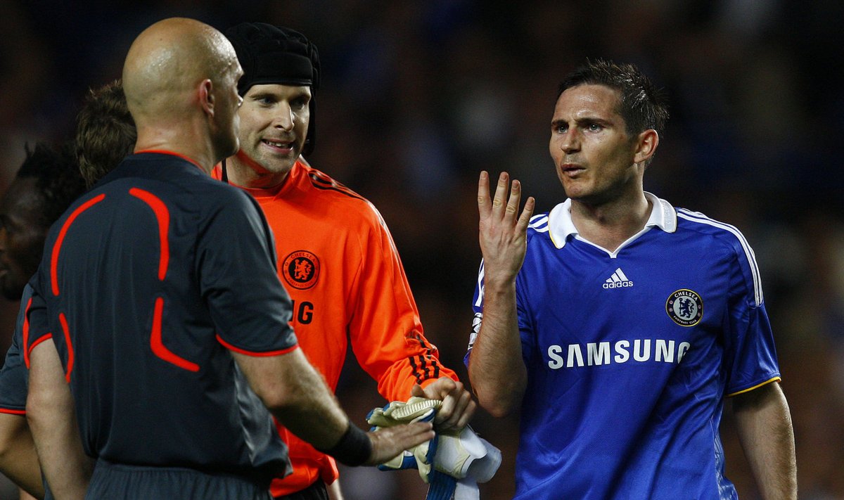 Frank Lampard näitab Ovrebole, et see oli neljas penalti, mis jäeti andmata