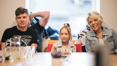 FOTOD | Lotte tuleb taas! Detsembris etenduva lavastuse staarirohke kollektiiv kogunes esimest korda ühe laua taha