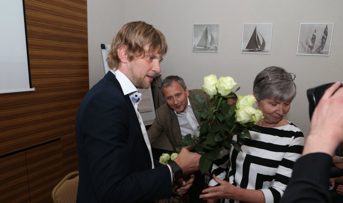 Võimuvahetus on toimunud. Uus president Andreas Laane saab lilled Eesti suusaliidu büroojuhilt Ülle Viinapuult, kes võib kaotada töö. Taamal muigab ekspresident Sandor Liive.