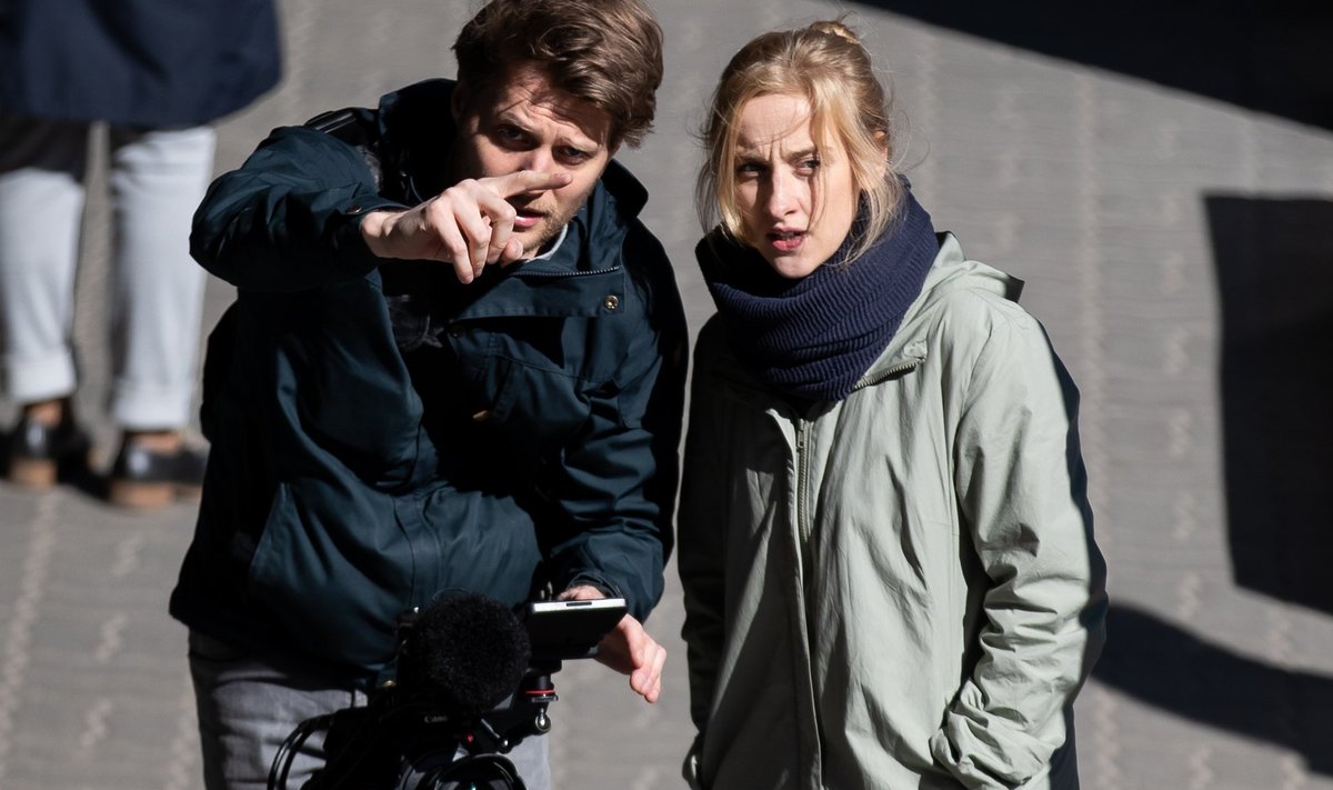 Režissöör Marta Pulk ja operaator Aivo Rannik filmivad eriolukorra tõttu tühjaks jäänud keskkondi.
