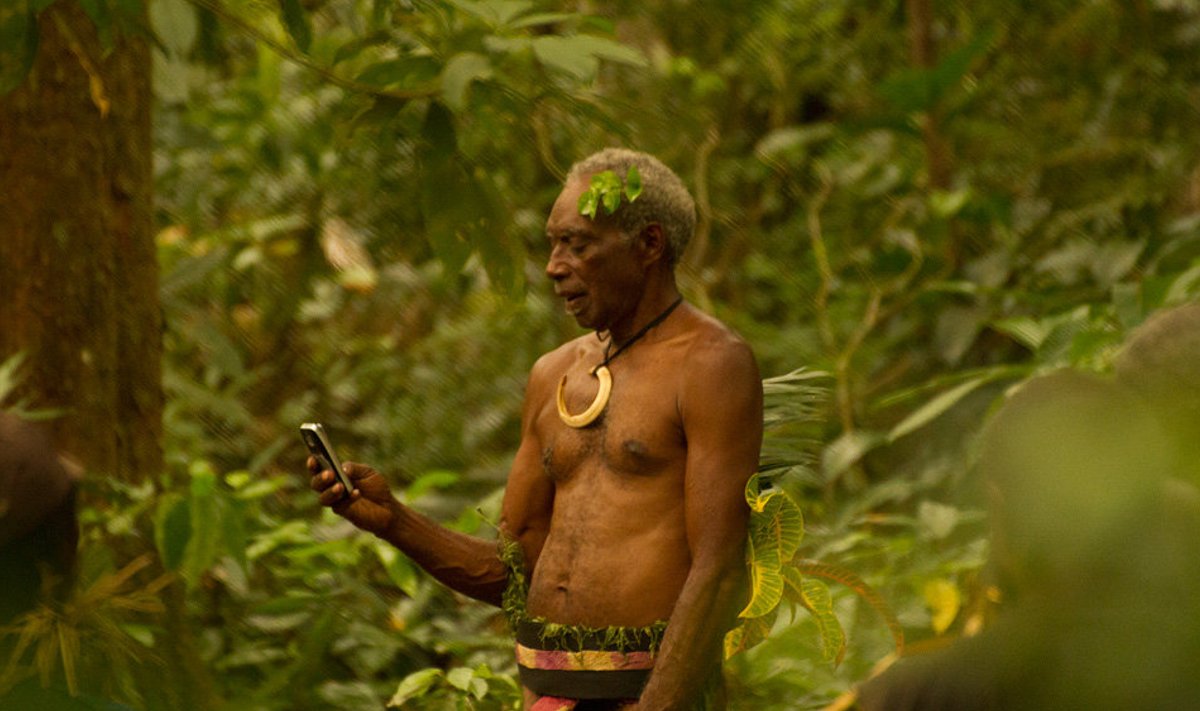 Mees mobiiliga. Vanuatu, Ambrym 2011 Marko Matvere