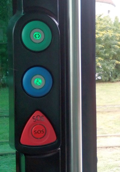 Ülemine roheline nupp sulgeb ja avab seestpoolt isesõitva bussi uksed