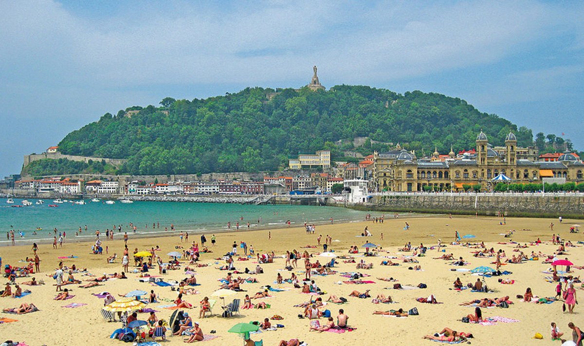 Merekarbikujulist La Concha randa peetakse Euroopa üheks kaunimaks linnaplaažiks.