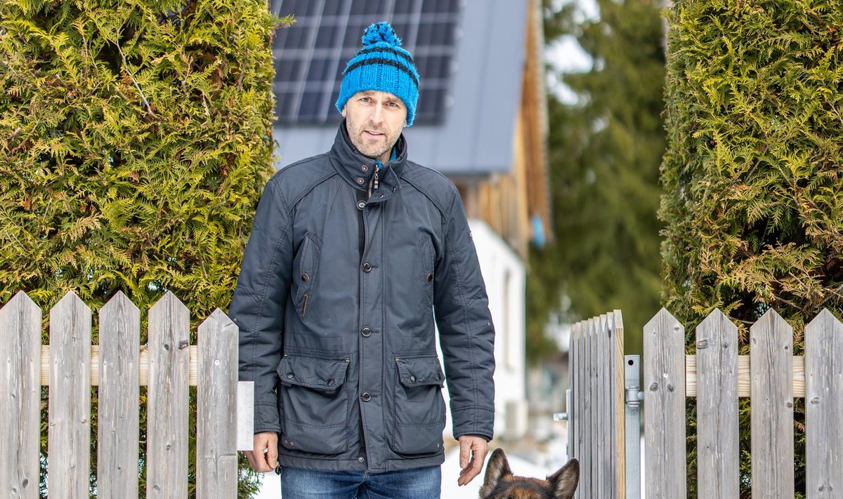 PULMAKORRALDAJA Tõnis Milling oma maja ees koos truu sõbra, saksa lambakoera Mõmmiga.
