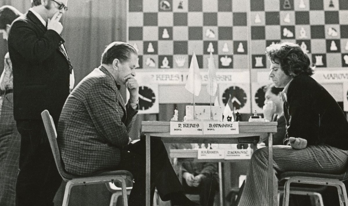 Boriss Spasski oli Kerese talendi suur austaja. Pilt kahe suurmeistri vastasseisust on tehtud 1975. aastal.
