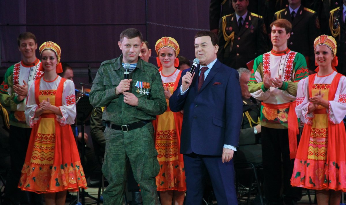 Donetski ooperiteatris on separatistide toetuseks esinenud kuulus Vene laulja ja poliitik Jossif Kobzon (pildil koos Donetski rahvavabariigi peaministri Aleksandr Zahhartšenkoga).