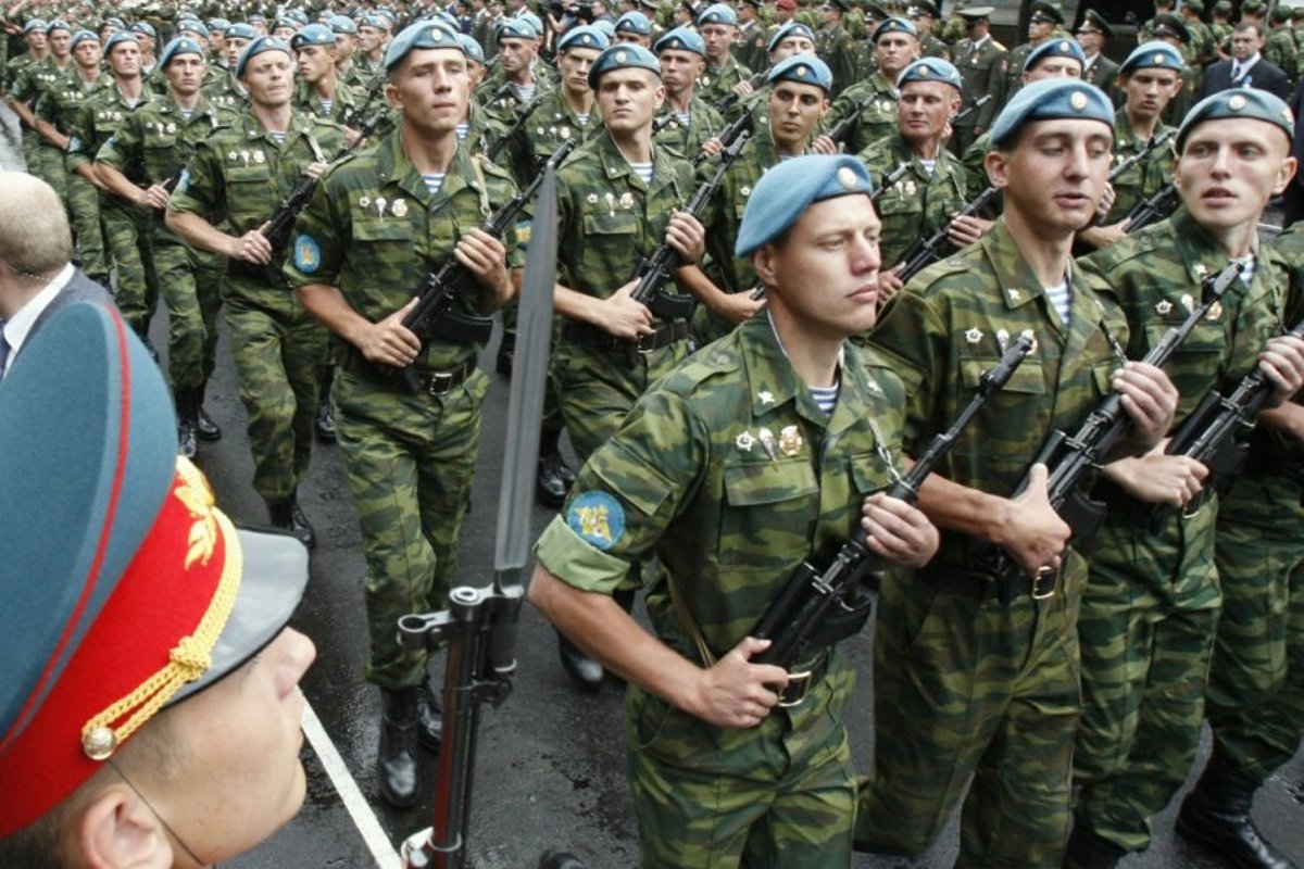 Военно административные отношения. Милитаризация армии. Контрактники на парадах. Культ армии в РФ.