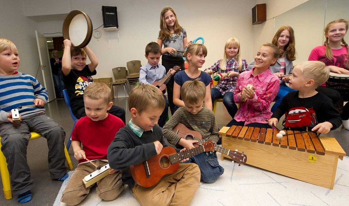 Muusikastuudio Meero Muusik lapsed naudivad rütme, tunnevad elavat huvi pillide vastu ja suure tõenäosusega jätkavad muusikaõpinguid ka koolieelses eas.