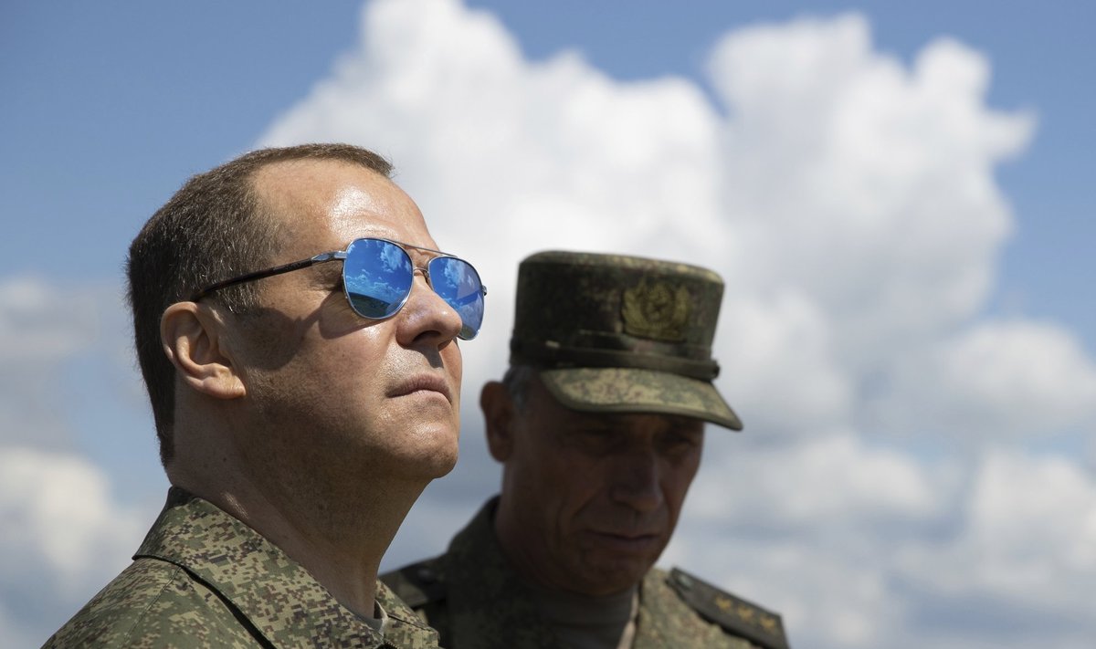 OMALAADNE RAHUTUVI: Venemaa julgeolekunõukogu aseesimees Dmitri Medvedev (vasakul) külastamas mullu Vene sõjaväepolügooni Orenburgi piirkonnas