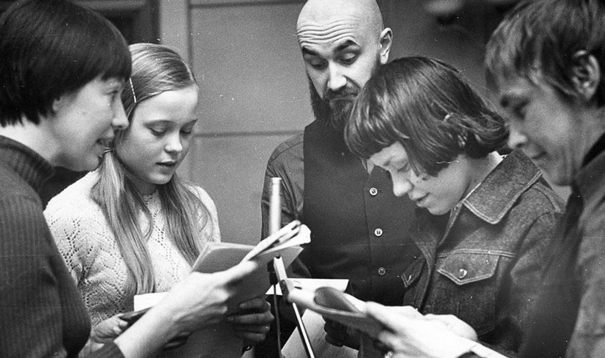 Dagmar Normeti kuuldemängu “Suur saladus” salvestamine Eesti Raadios 1977. aastal. Milvi Jürgenson,  Aigi Habicht, Eero Spriit, Aare Steinberg ja Lauri Nebel.