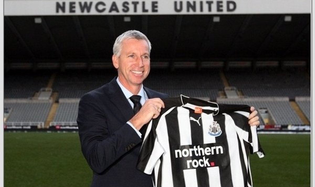 Alan Pardew juhendab Newcastle`it veel kaheksa aastat.