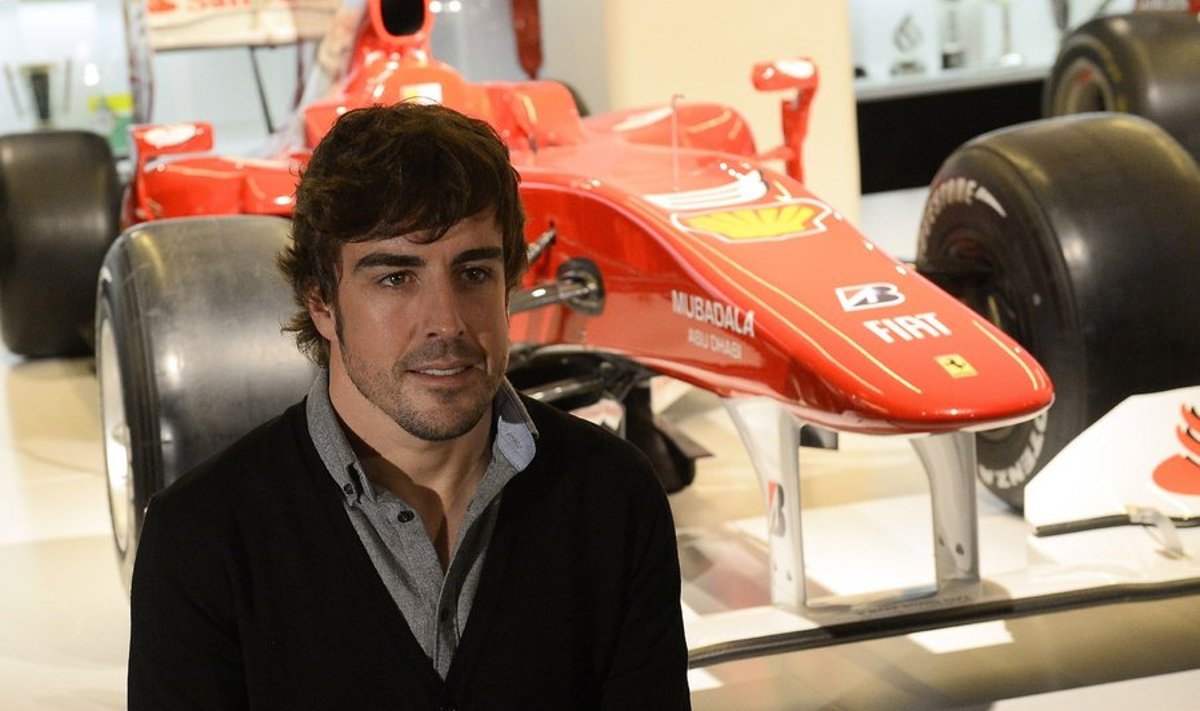 Fernando Alonso Madridis oma masinate ja karikate näitusel.