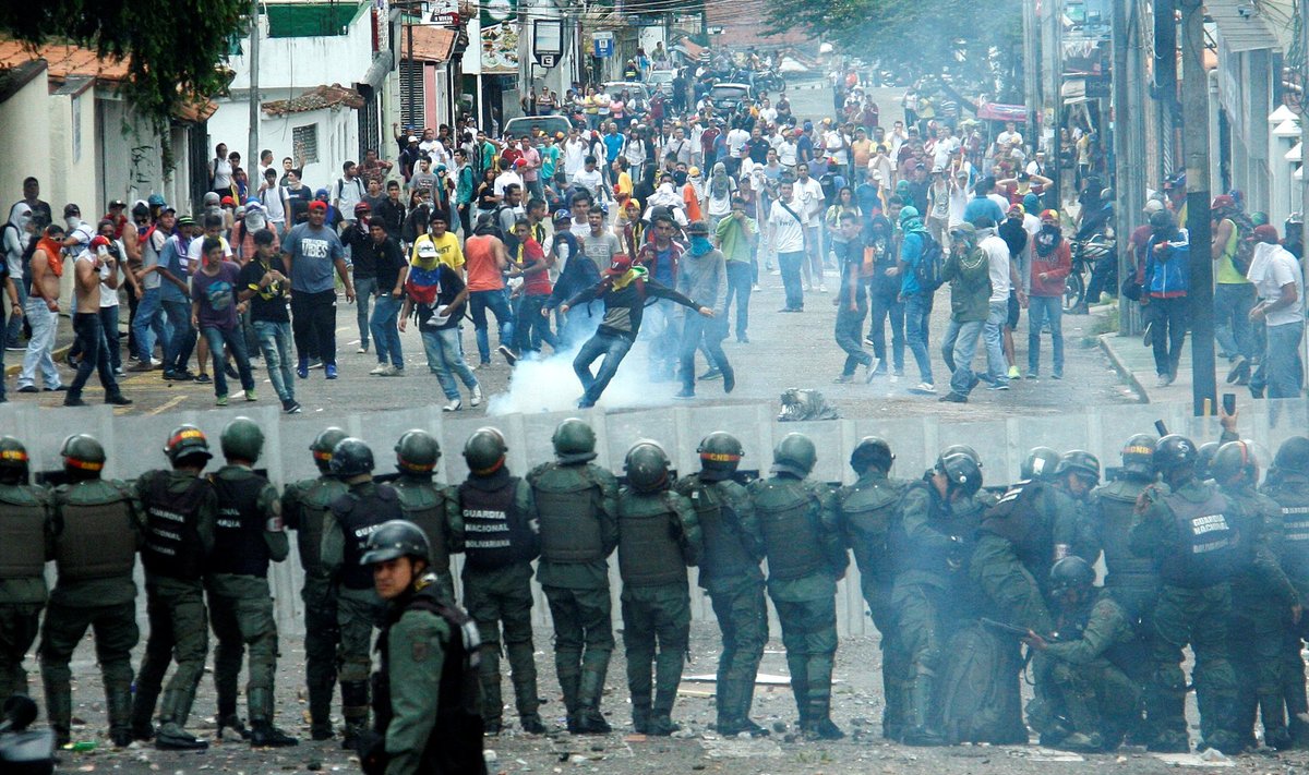 Demonstrators clash with members of Venezuelan National Guard during a rally demanding a referendum to remove Venezuela's President Nicolas Maduro in San Cristobal