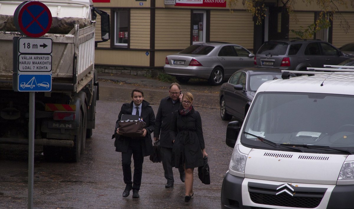 Neinar Seli (keskel) saabus eile kohtumajja kaitsjate Marko Kairjaki ja Sandra Sillaotsa saatel.