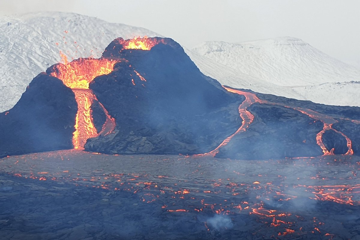 Oamenii de știință au găsit o nouă explicație pentru ce vulcanii formează fântâni de lavă