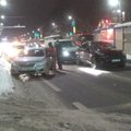 Гололед на дорогах: в Ласнамяэ столкнулись три машины, BMW врезался в автобус