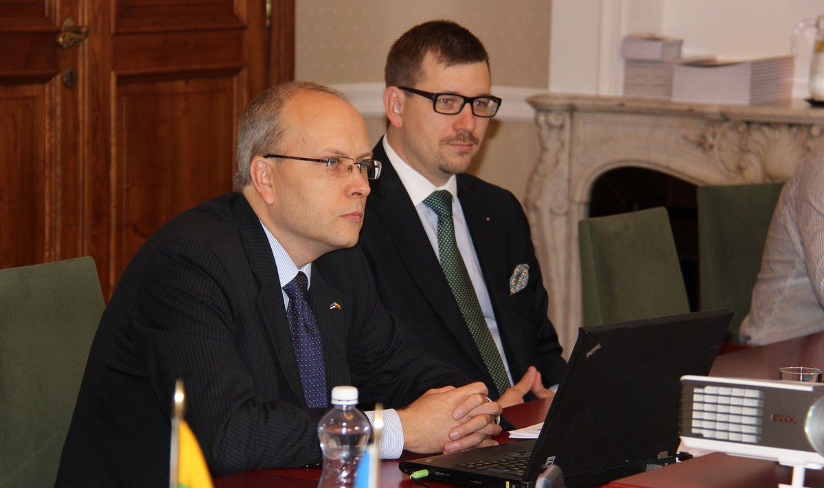Robert Juodka (paremal) ja suursaadik Toomas Kukk tutvustavad Tallinnas ettevõtjatele Leedu turgu.