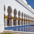 В Арабских Эмиратах посреди пустыни открылся сказочный отель-оазис