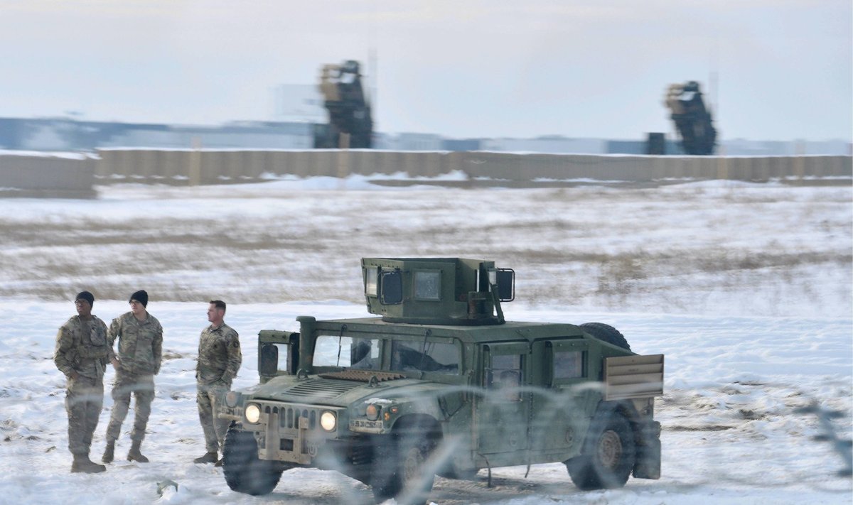 USA sõdurid spioonide peamiseks sihtmärgiks oleval Jasionka lennuväljal. Taamal paistavad Patriot-raketid.