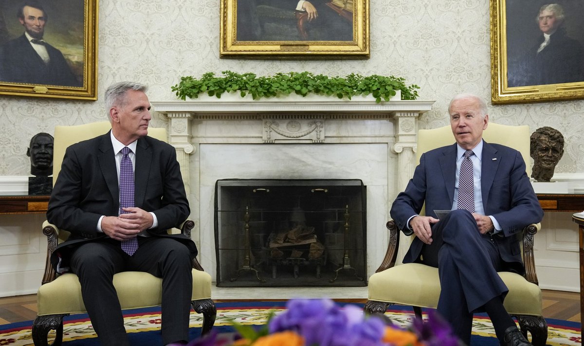 Vabariiklasest esindajatekoja juht Kevin McCarthy ja demokraadist USA president Joe Biden eilsel kohtumisel.