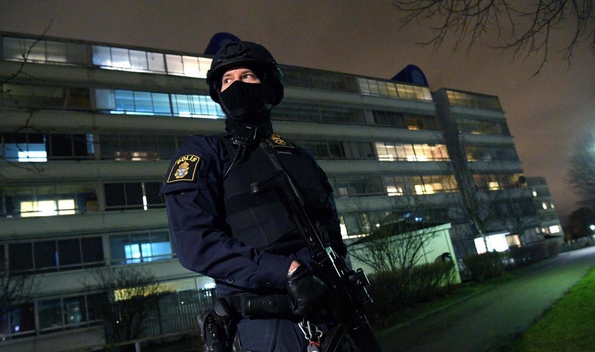 Illustreerival eesmärgil: relvastatud korravalvur pärast 17. jaanuaril toimunud plahvatust Malmös, plahvatuses kahjustada saanud politseijaoskonna ees. (Foto: AFP)