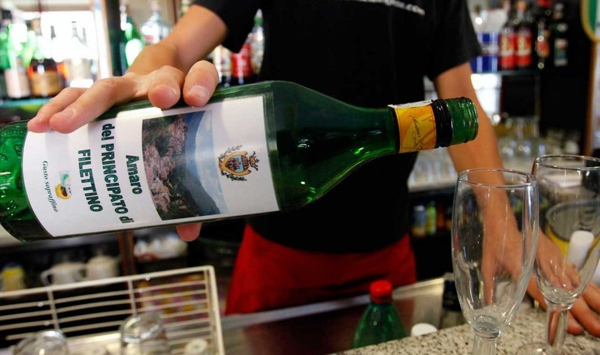 Veini kallamine restoranides lõppeks hiljemalt kell kaks öösel. (Foto: Reuters)