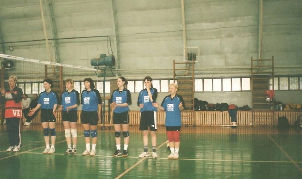 Vasakult: Inga, Ruth, Vilma, Nele, Angelica, Eva. Pilt on tehtud aastal 2003 Rahvaliiga kohtumise eel, kui Imavere naiskond mängis Võr-võr-võrratuga. 