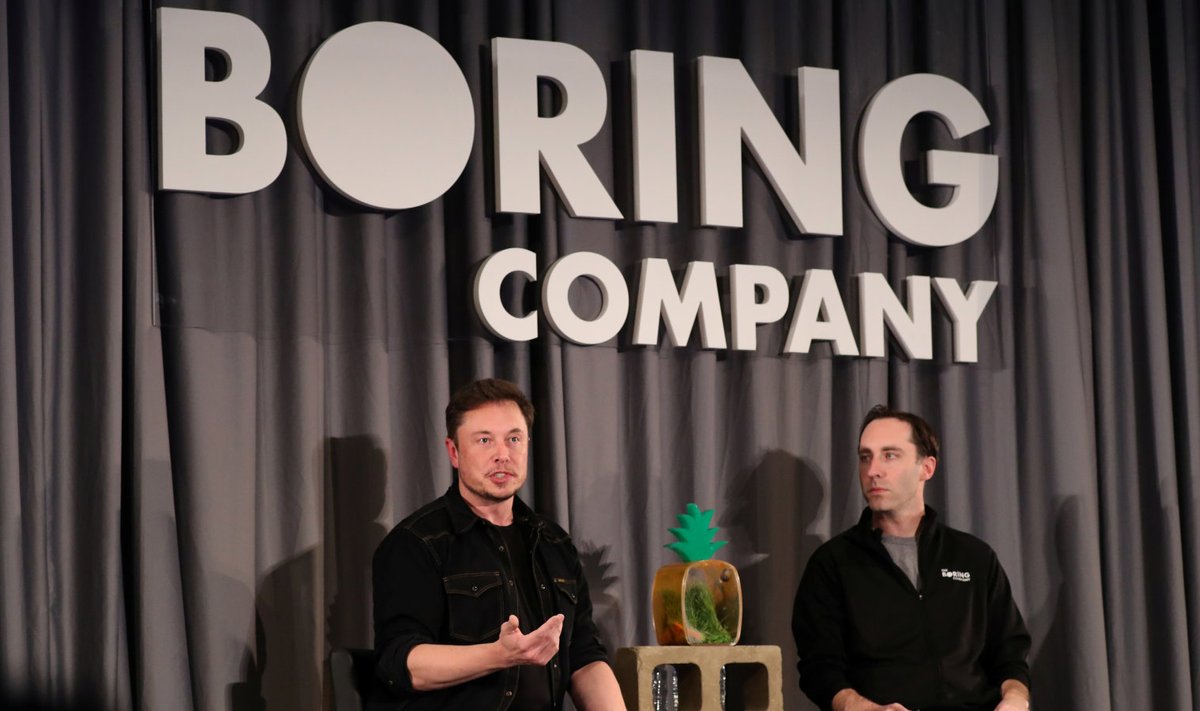 Elon Musk (vasakul) neljapäeval tunnelite eelistest rääkimas.