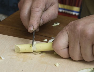 Lõigake õhuaugu kohalt puuoks läbi. Lõigake oks otsast õhemaks, et pillile tekiks õhukanal. Nii saab valmis pilli keel.