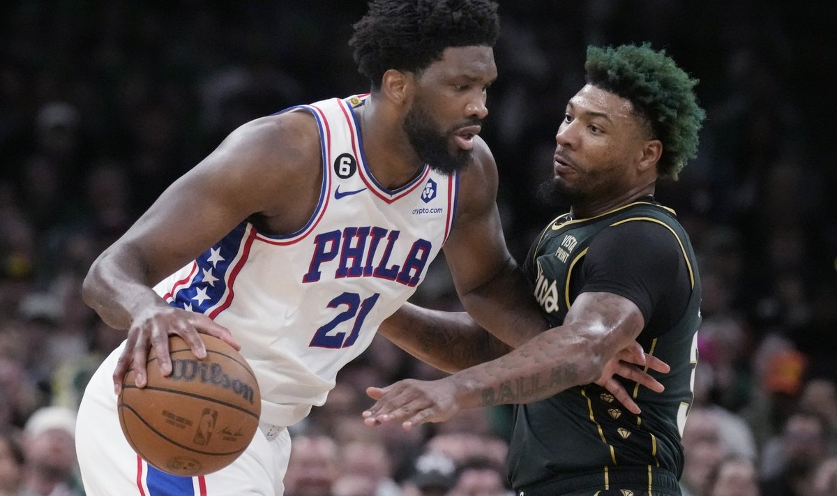 Joel Embiid (21) võtmas ette Marcus Smarti.