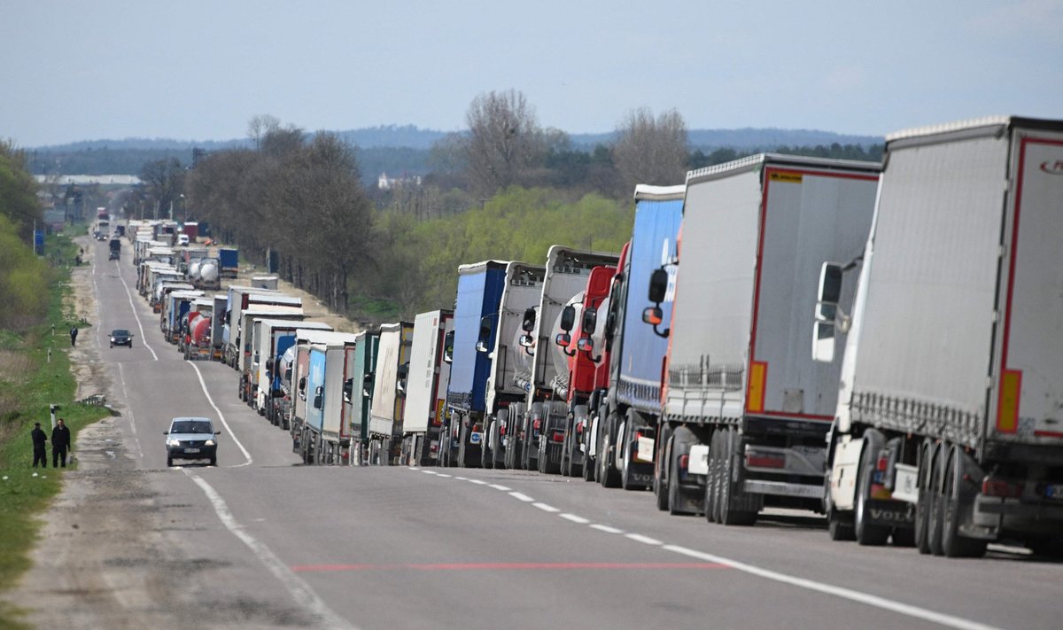 Kümnekilomeetrine veoautode rivi Poola-Ukraina piiril