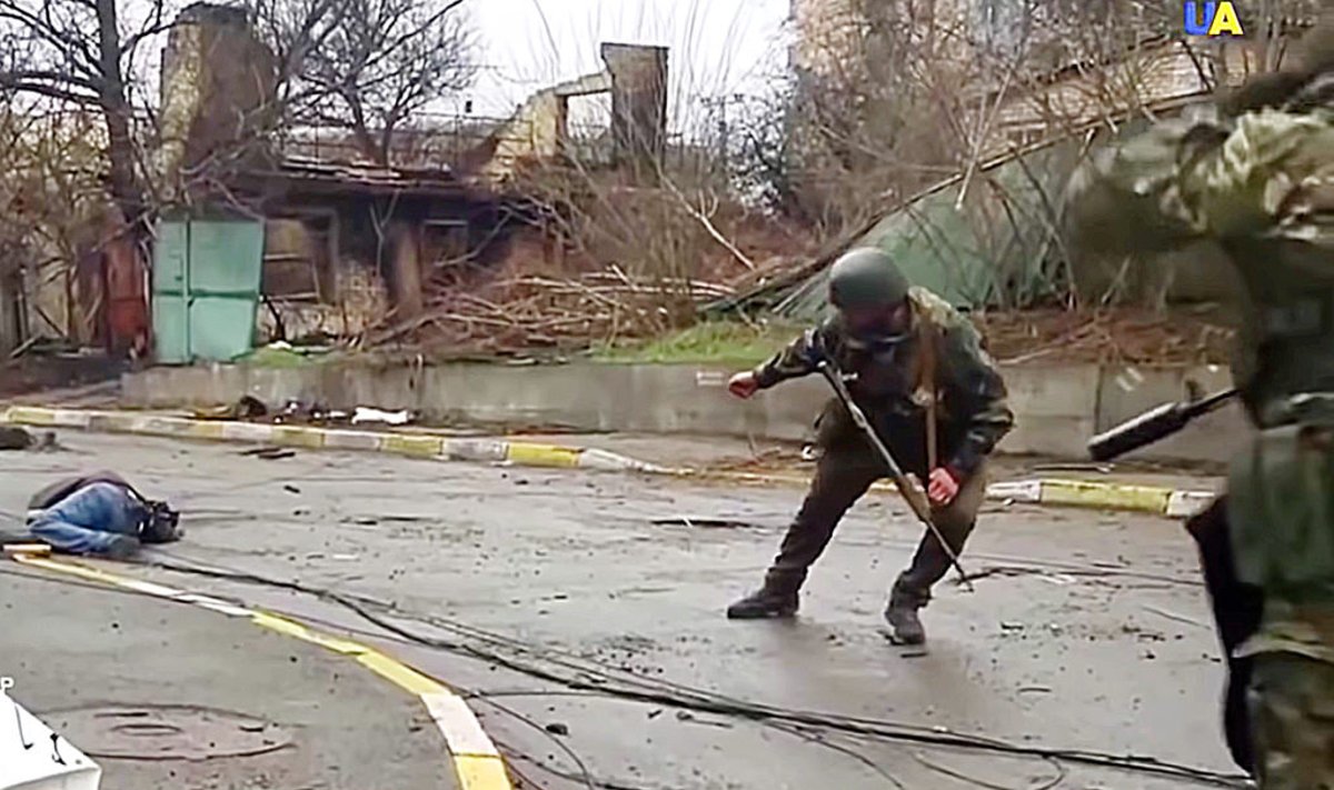 Украинский солдат тащит тросом тело погибшего мирного ителя