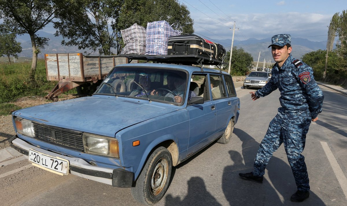 Põgenikud Mägi-Karabahhist läbivad Armeenia kontrollpunkti Kornidzori küla juures.