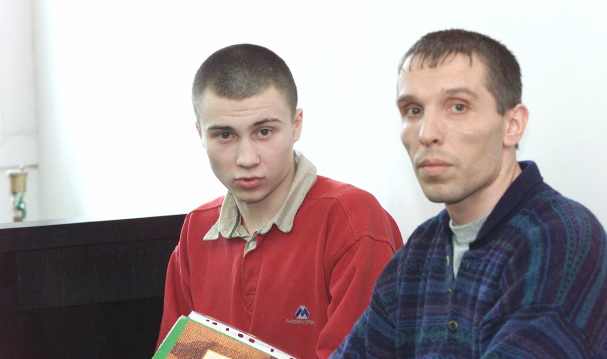 Vladimir Jarikov (paremal) 2003. aastal kohtus kuritegude eest vastust andmas