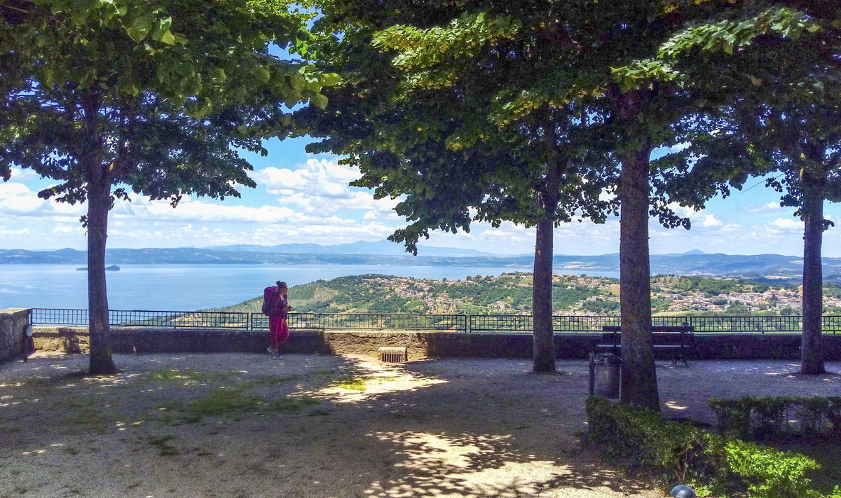 Vaateid teelt: Bolsena järv, viinamarjad, udu ja jumalaema.