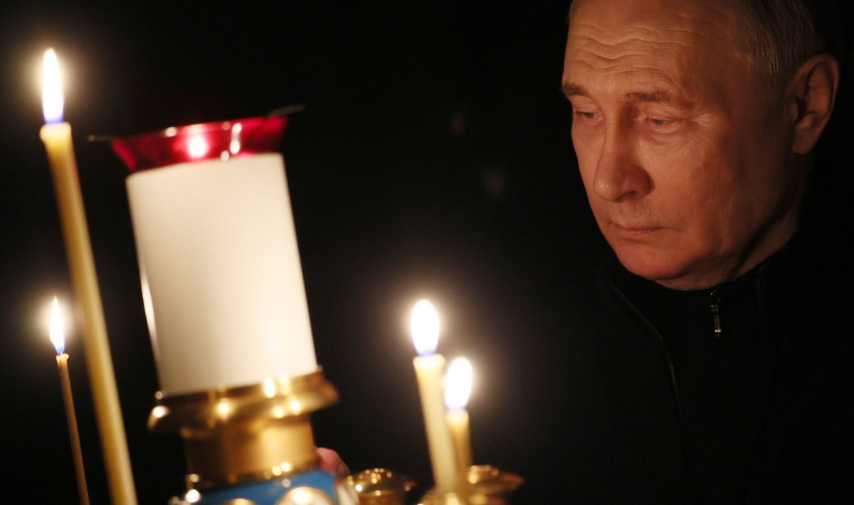 VÕTTIS AEGA: Putin süütab ohvrite mälestuseks küünla. Tal võttis tervelt 20 tundi, et rahva poole kaastundesõnumitega pöörduda.