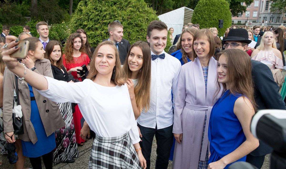 President Kersti Kaljulaid koos parimate gümnaasiumi ja kutsekooli lõpetajatega pidulikul vastuvõtul presidenti kantselei roosiaias juuli alguses