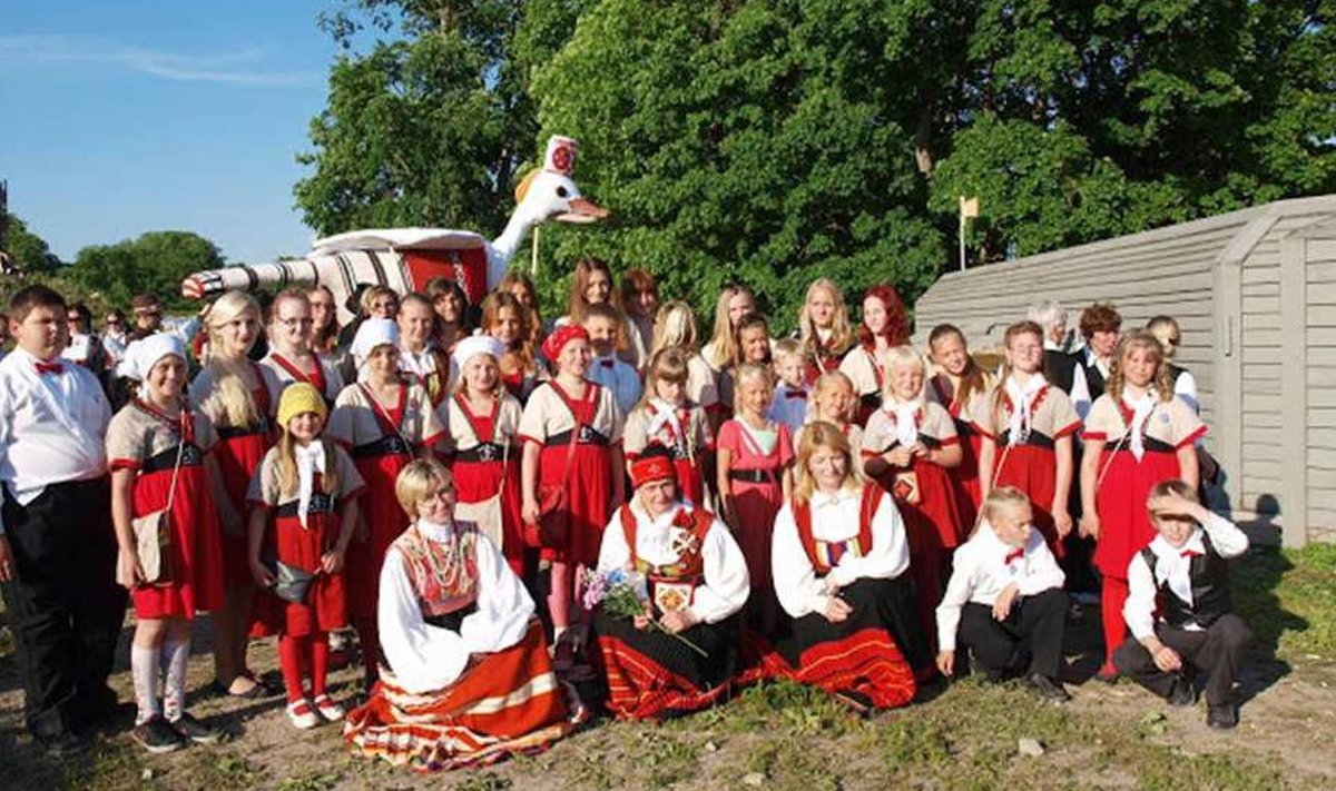 Salme kooli koorid Saaremaa laulupeol
