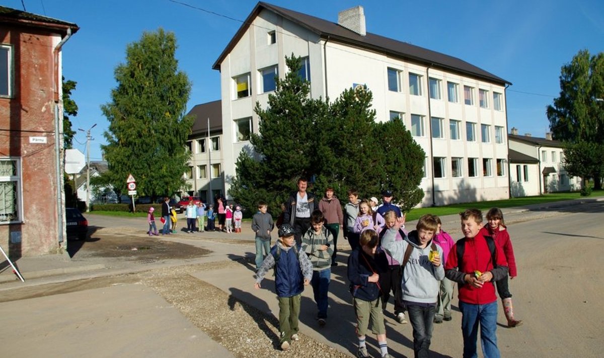 Klass klassi järel suundus Mõisaküla koolipere rõõmsalt sügismatkale.