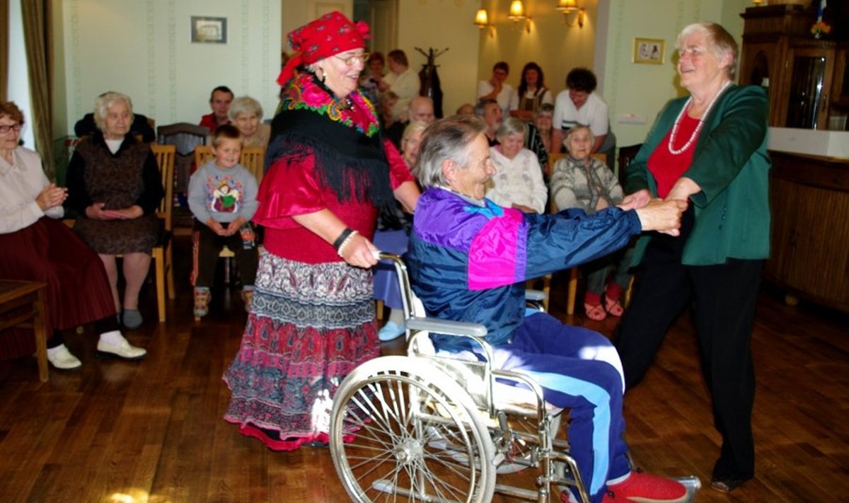 Eakate päeva peol hooldekodus Mulgi Häärber viisid Halliste tantsurühma Mamma-miia liikmed Lembi Tani (vasakul) ja Leida Nurk ratastoolitantsule 70-aastase hoolealusest meesterahva