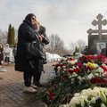 Матери Алексея и Юлии Навальных пришли на кладбище на 40-й день после смерти политика. Вот что они сказали