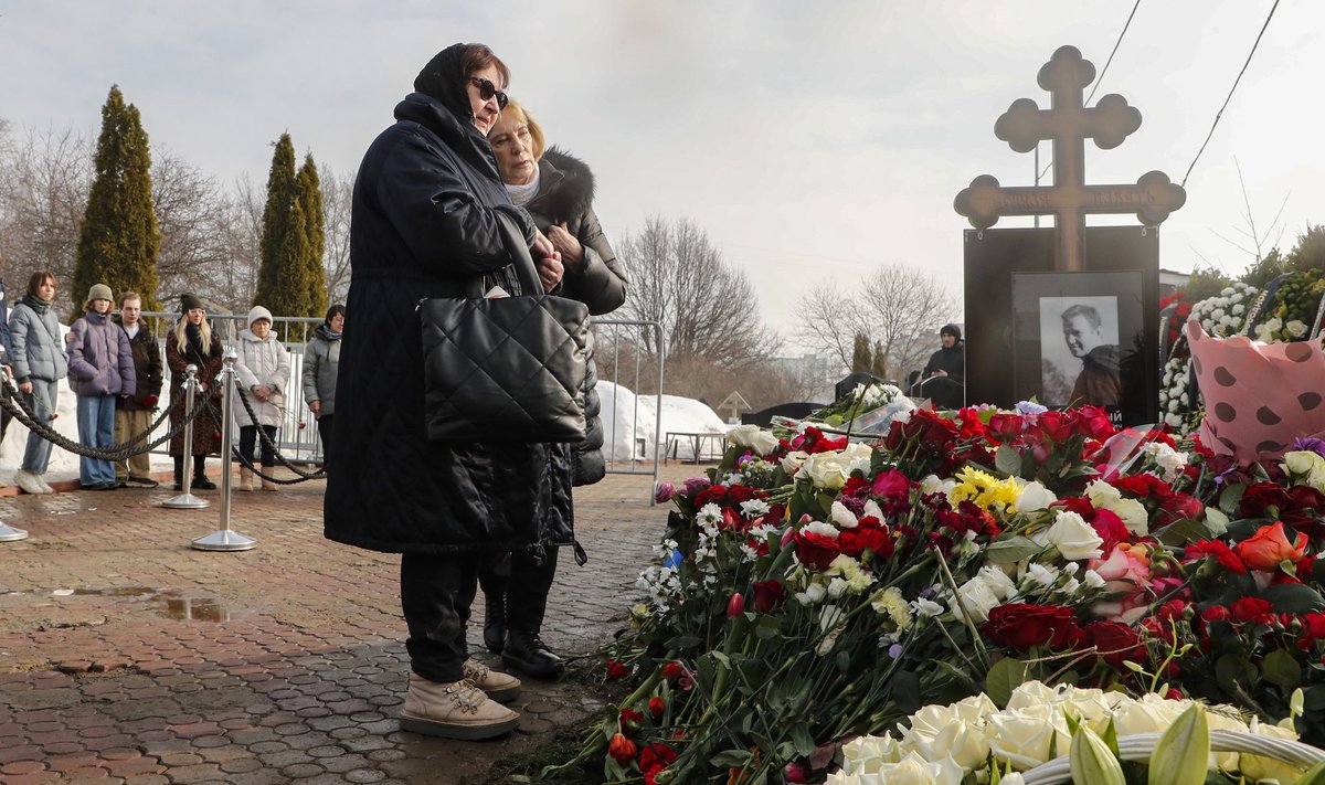 Людмила Навальная и Алла Абросимова на Борисовском кладбище на 40-й день после смерти Алексея Навального, 26 марта 2024 года