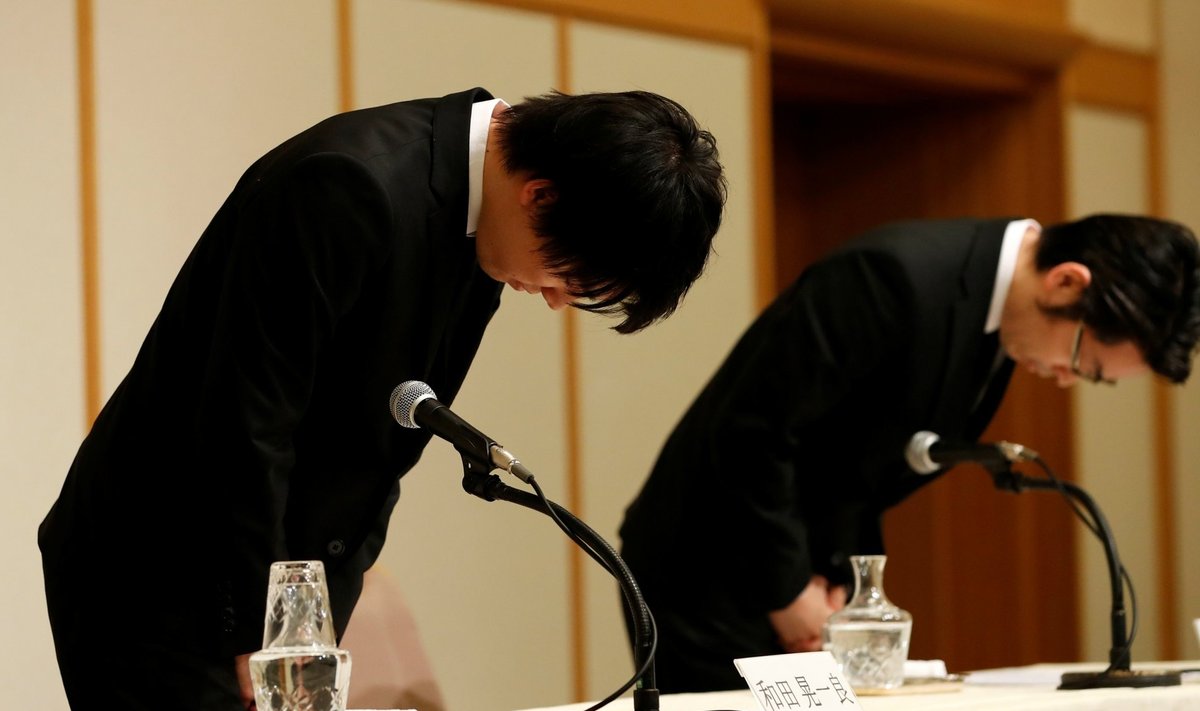 Coinchecki juhatuse esimees Koichiro Wada (paremal) and tegevjuht Yusuke Otsuka pressikonverentsil börsil toimunud varguse kummardusega vabandust palumas.  
