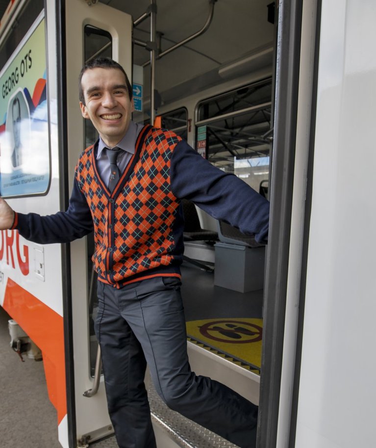 Georg Ots ja Paolo Vercini – üks trammi aknal ja teine uksel. “Töö on hea,” kinnitab noormees ning lubab rahvast sõidutada rõõmsa meelega.