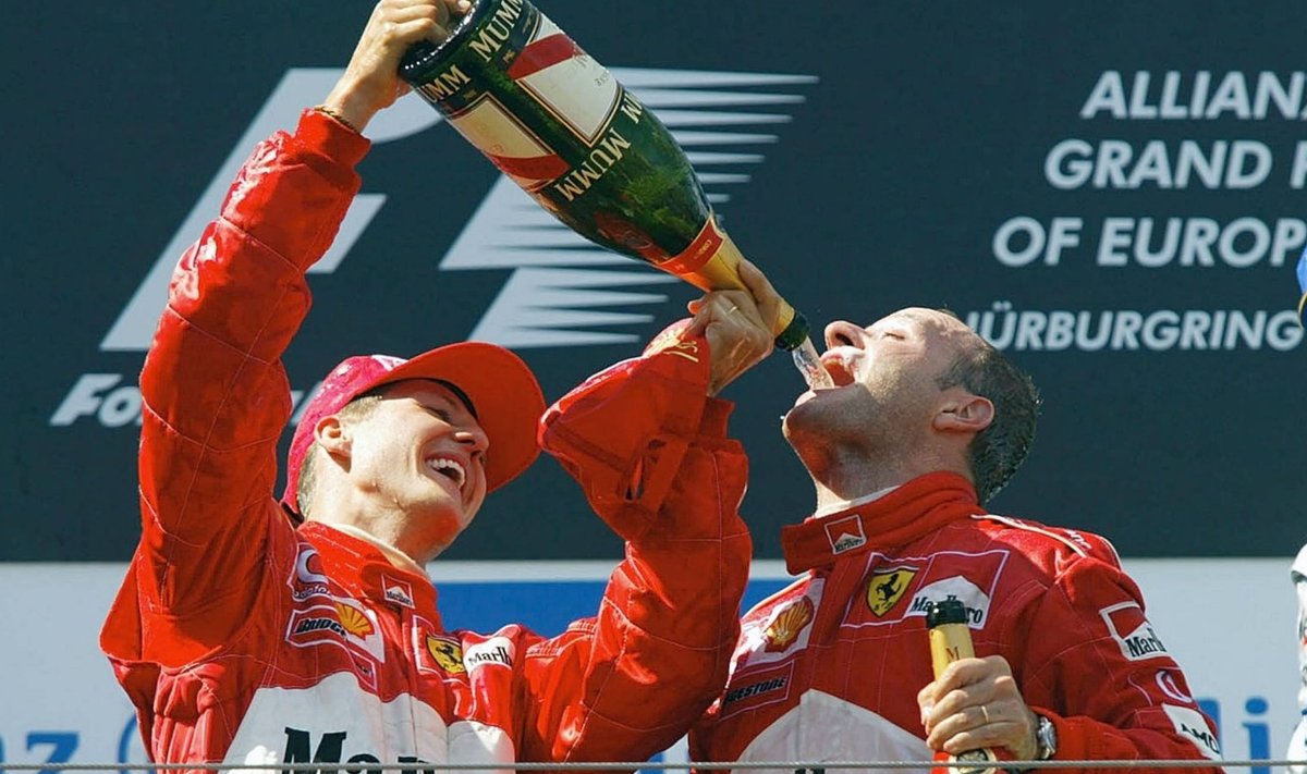 Michael Schumacher (vasakul) koos Ferrari tiimikaaslase Rubens Barrichelloga.