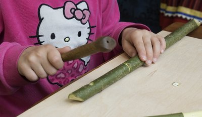 Mõne puu puhul on näha, kuidas mahl koputades koore peale tuleb. Koputage õhuaugu ümbrusest õrnemalt, et koor katki ei läheks.