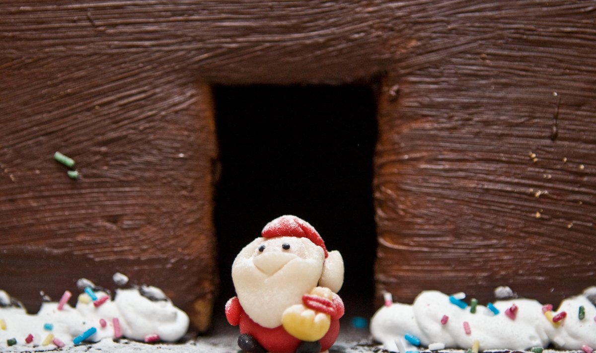 Piparkoogi maja glasuuritud jõuluvanaga