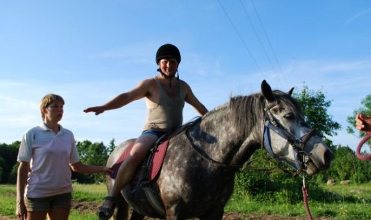 Tegevusi hobusega juhendab tsirkuses ratsutamisterapeut Monika Salumaa. Foto: Uku-Joonas Salumaa.