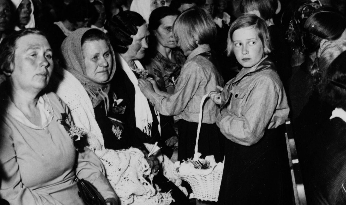 Kodutütred jagavad lilli lasterohketele naistele emadepäeva pidulikul aktusel Estonia kontserdi­saalis 1935. aastal. (Foto: Rahvusarhiivi Filmiarhiiv)